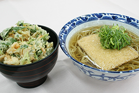 稲庭きつねうどん又は更科きつねそばと桜海老のかき揚げ丼