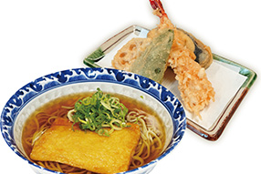 讃岐きつねうどん又は更科きつねそばと天ぷらの盛り合わせ